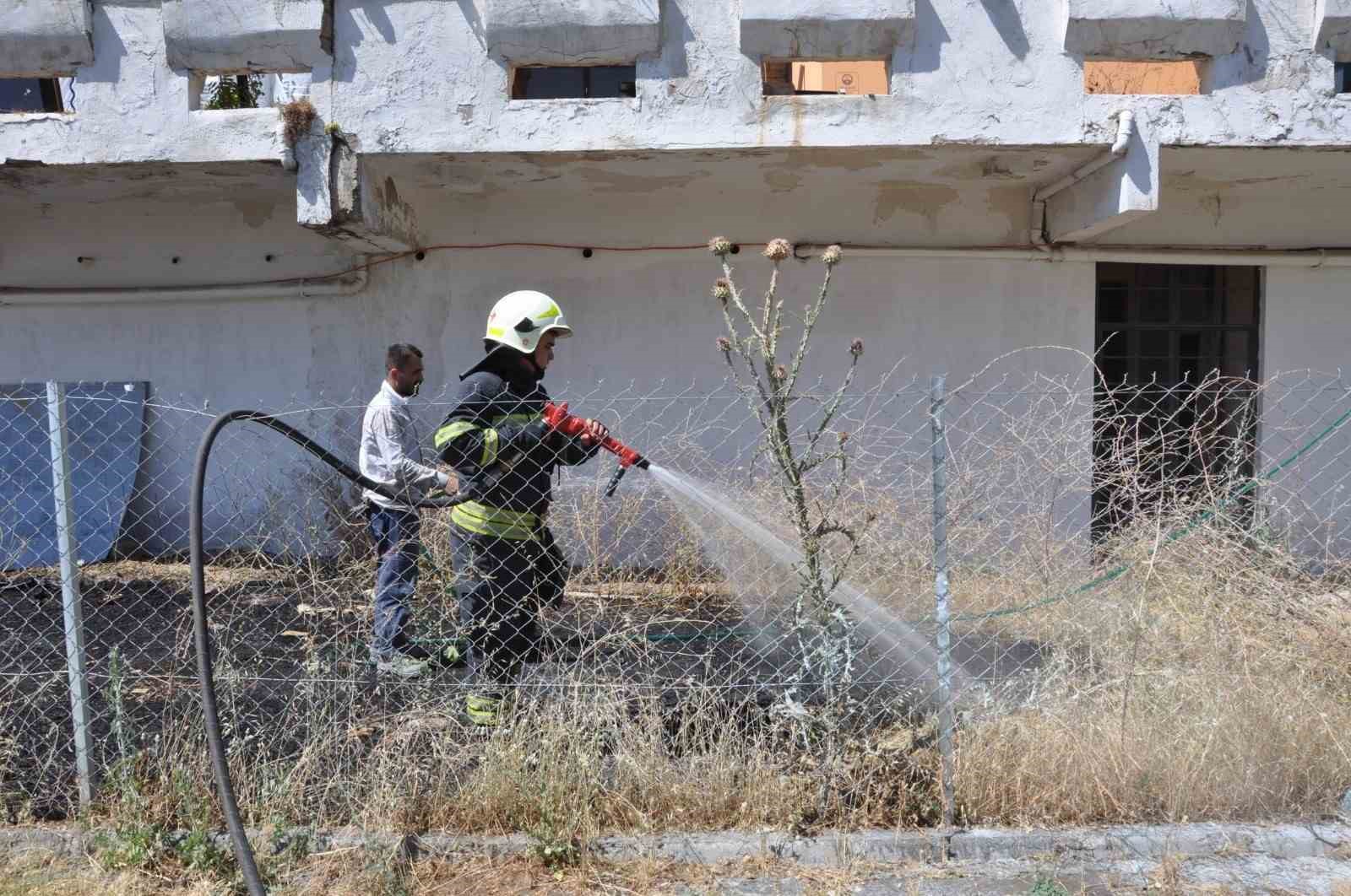 mentesede-otel-arkasindaki-otluk-alanda-yangin-KjpVQUip.jpg