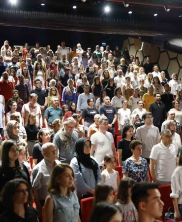 merkezefendi-belediyesi-kent-tiyatrosunda-yilsonu-heyecani-H95jyQ7a.jpg