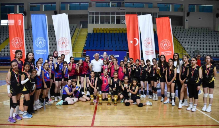 mini-kizlar-voleybol-musabakalari-sona-erdi-W6ZhbRtJ.jpg
