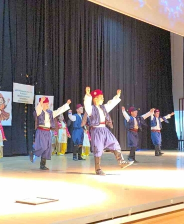 miniklerin-halk-oyunlari-geceleri-begeni-topladi-r7QeOGLr.jpg