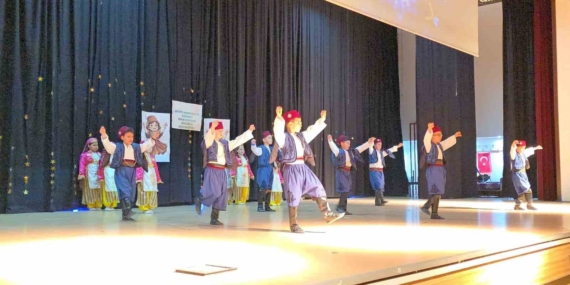 miniklerin-halk-oyunlari-geceleri-begeni-topladi-r7QeOGLr.jpg
