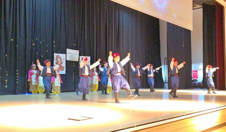miniklerin-halk-oyunlari-geceleri-begeni-topladi-r7QeOGLr.jpg
