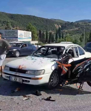 motosiklet-otomobile-ok-gibi-saplandi-3gFknCa5.jpg
