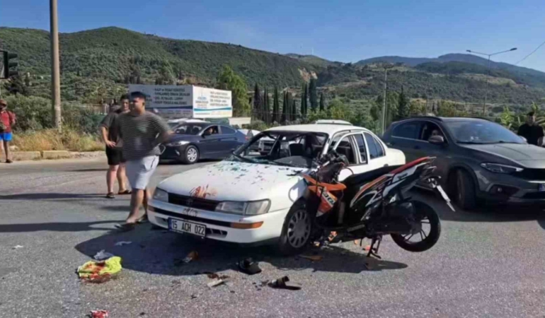 motosiklet-otomobile-ok-gibi-saplandi-3gFknCa5.jpg