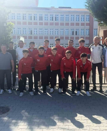 moymul-ortaokulu-futsal-takimi-turkiyenin-en-iyi-8-takimi-arasinda-Eieky6sB.jpg