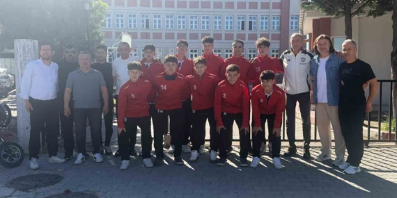 moymul-ortaokulu-futsal-takimi-turkiyenin-en-iyi-8-takimi-arasinda-Eieky6sB.jpg