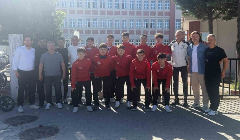 moymul-ortaokulu-futsal-takimi-turkiyenin-en-iyi-8-takimi-arasinda-Eieky6sB.jpg