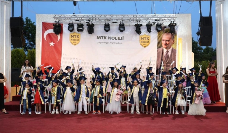 mtk-kolejinde-hem-mezuniyet-hem-karne-heyecani-IM8syV8P.jpg