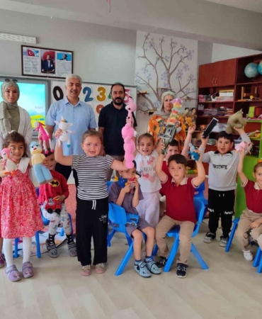 ogrenci-veli-ve-ogretmen-is-birligiyle-atik-ipler-reng-renk-oyuncaklara-donustu-wiFMrjf4.jpg