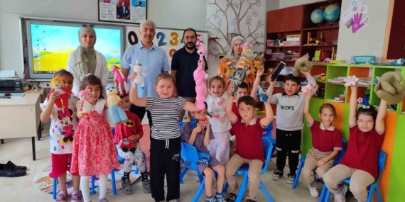 ogrenci-veli-ve-ogretmen-is-birligiyle-atik-ipler-reng-renk-oyuncaklara-donustu-wiFMrjf4.jpg