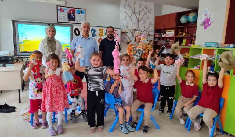 ogrenci-veli-ve-ogretmen-is-birligiyle-atik-ipler-reng-renk-oyuncaklara-donustu-wiFMrjf4.jpg