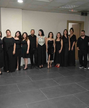 ogretmenler-sahneye-cikti-alasehir-tek-ses-oldu-3IslYyhU.jpg