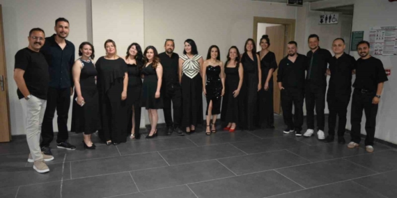 ogretmenler-sahneye-cikti-alasehir-tek-ses-oldu-3IslYyhU.jpg