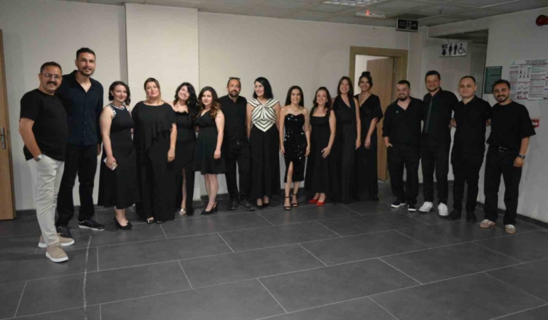 ogretmenler-sahneye-cikti-alasehir-tek-ses-oldu-3IslYyhU.jpg