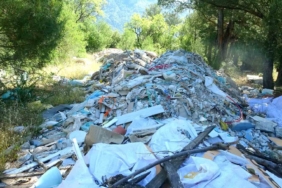 ormanlik-alanlara-atilan-moloz-ve-insaat-atiklarina-vatandas-tepkisi-1VAmY8TS.jpg