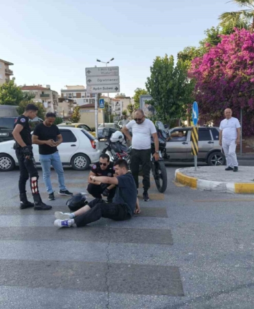 otomobil-ile-carpisan-motosikletin-surucusu-yaralandi-6iOehLpL.jpg
