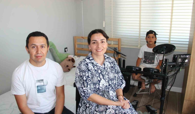 pazardaki-oyuncak-davulla-basladi-daha-9-yasinda-okul-orkestrasinin-ritmi-oldu-En6EAQik.jpg