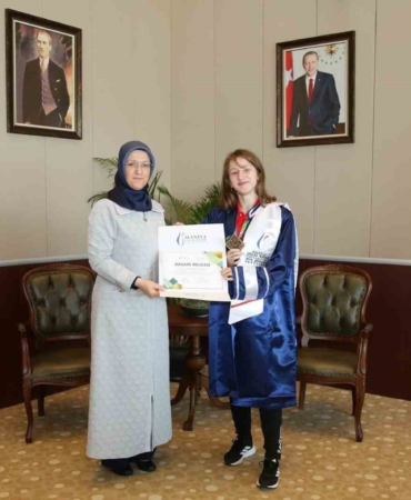rektor-kibar-dunya-sampiyonu-buberi-makaminda-agirladi-MLiZwwHu.jpg