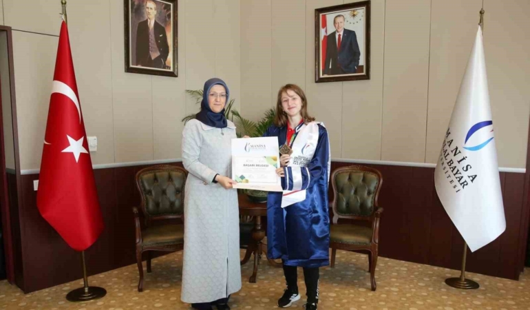 rektor-kibar-dunya-sampiyonu-buberi-makaminda-agirladi-MLiZwwHu.jpg