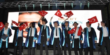 salihli-anadolu-lisesinde-mezuniyet-coskusu-z6YRAgjw.jpg