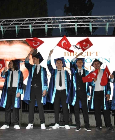 salihli-anadolu-lisesinde-mezuniyet-coskusu-z6YRAgjw.jpg