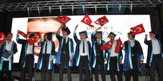 salihli-anadolu-lisesinde-mezuniyet-coskusu-z6YRAgjw.jpg