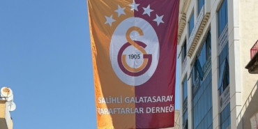 salihlide-caddelere-sampiyon-galatasaray-bayraklari-asildi-jGeHzxqb.jpg