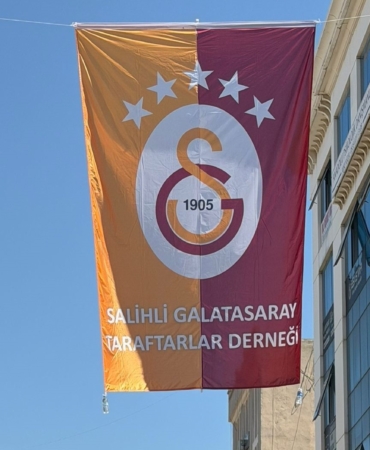 salihlide-caddelere-sampiyon-galatasaray-bayraklari-asildi-jGeHzxqb.jpg