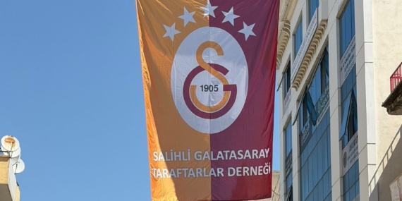 salihlide-caddelere-sampiyon-galatasaray-bayraklari-asildi-jGeHzxqb.jpg