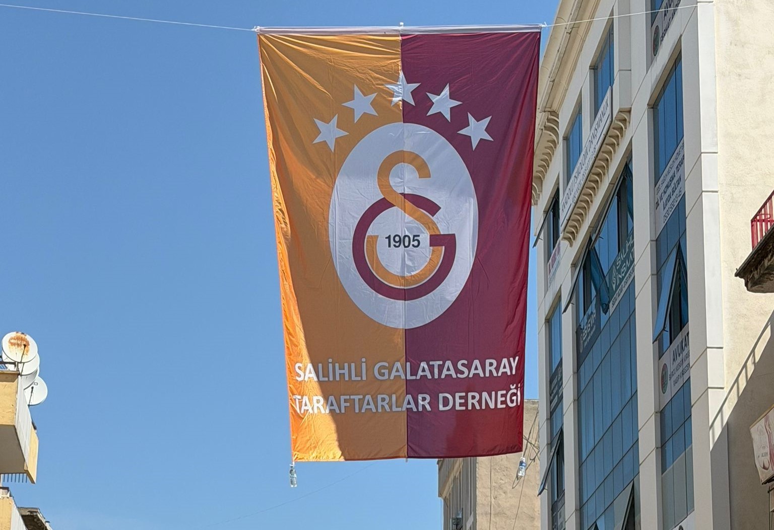 salihlide-caddelere-sampiyon-galatasaray-bayraklari-asildi-jGeHzxqb.jpg