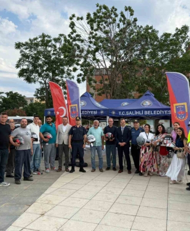 salihlide-motosiklet-suruculerine-kask-dagitildi-1njHnuEP.jpg