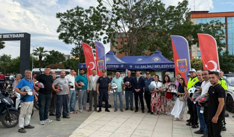 salihlide-motosiklet-suruculerine-kask-dagitildi-1njHnuEP.jpg