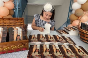 sanatci-annenin-kizi-10-yasinda-siir-kitabi-cikardi-pqpnbEBM.jpg