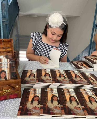 sanatci-annenin-kizi-10-yasinda-siir-kitabi-cikardi-pqpnbEBM.jpg