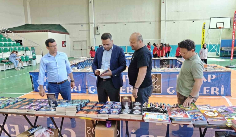 sarigolde-binlerce-kitap-ogrencilerle-bulustu-TqH3BHNb.jpg
