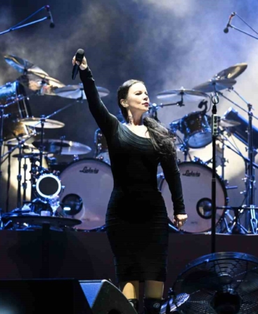 sebnem-ferah-6-yil-aradan-sonra-izmirde-sahne-aldi-kqNfYgJL.jpg