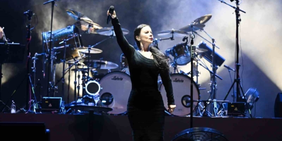 sebnem-ferah-6-yil-aradan-sonra-izmirde-sahne-aldi-kqNfYgJL.jpg