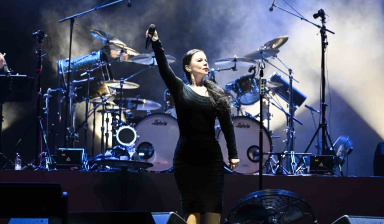 sebnem-ferah-6-yil-aradan-sonra-izmirde-sahne-aldi-kqNfYgJL.jpg
