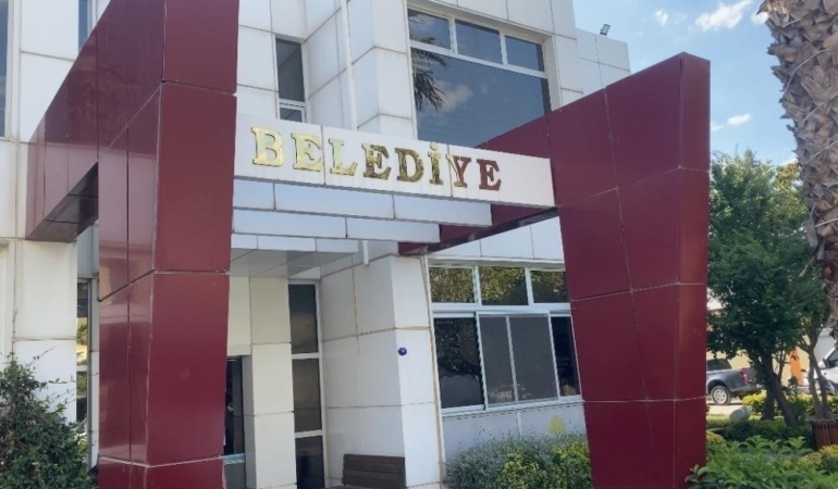 seferihisar-belediyesine-yonelik-gerceklestirilen-rusvet-ve-yolsuzluk-sorusturmasi-kapsaminda-adliyeye-sevk-edilen-seferihisar-belediye-BAcWHiH4.jpg