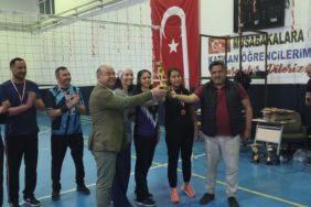 sehit-ogretmen-anisina-duzenlenen-voleybol-turnuvasi-sona-erdi-ZEMUd6vF.jpg