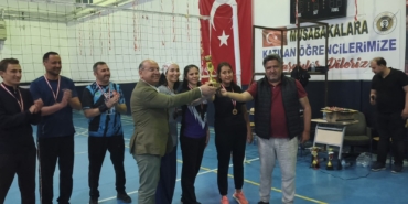 sehit-ogretmen-anisina-duzenlenen-voleybol-turnuvasi-sona-erdi-ZEMUd6vF.jpg