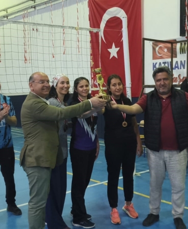 sehit-ogretmen-anisina-duzenlenen-voleybol-turnuvasi-sona-erdi-ZEMUd6vF.jpg