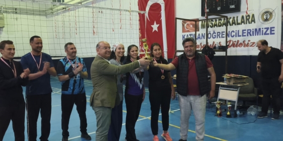 sehit-ogretmen-anisina-duzenlenen-voleybol-turnuvasi-sona-erdi-ZEMUd6vF.jpg