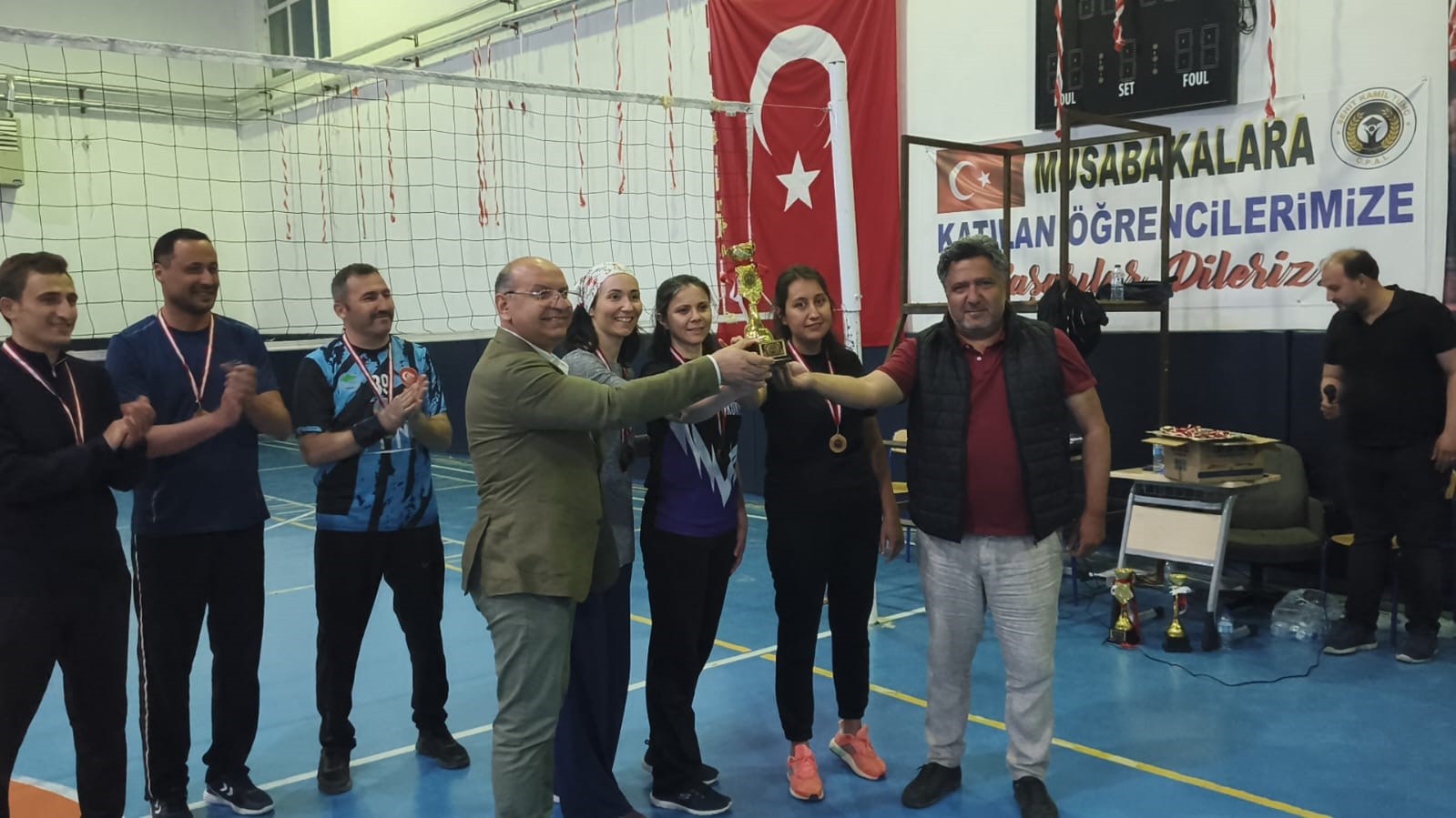 sehit-ogretmen-anisina-duzenlenen-voleybol-turnuvasi-sona-erdi-ZEMUd6vF.jpg