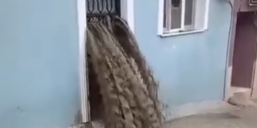 sel-sulari-evinin-icinden-gecti-olumden-dondu-W1tgKvIH.jpg