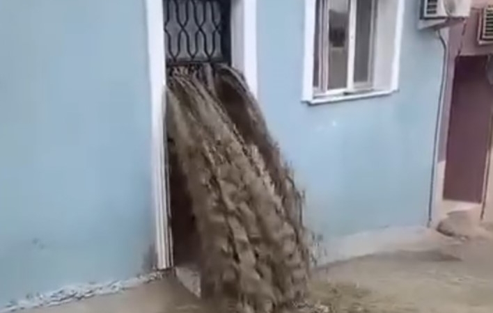sel-sulari-evinin-icinden-gecti-olumden-dondu-W1tgKvIH.jpg