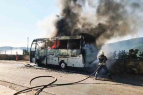 seyir-halindeki-servis-midibusu-alev-alev-yandi-I5Pgnst7.jpg