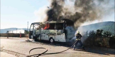 seyir-halindeki-servis-midibusu-alev-alev-yandi-I5Pgnst7.jpg
