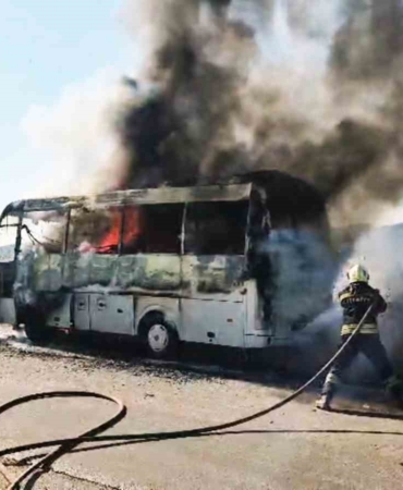 seyir-halindeki-servis-midibusu-alev-alev-yandi-I5Pgnst7.jpg