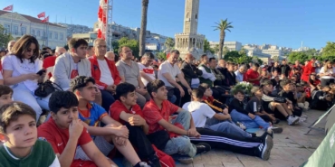 sinav-onlemleri-nedeniyle-meydanlarda-mac-yayini-etkinlikleri-iptal-j9P3TPvN.jpg